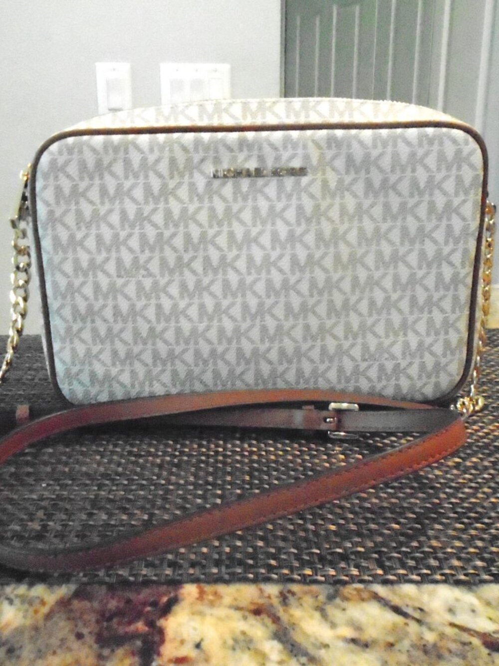 Michael Kors Signature MK Crossbody in Vanilla & Acorn 😍